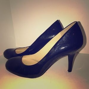 Gianni Bini dark navy round toe heels.